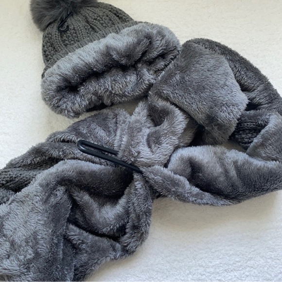 Ugg grey infinity scarf and hat set - Picture 2 of 2